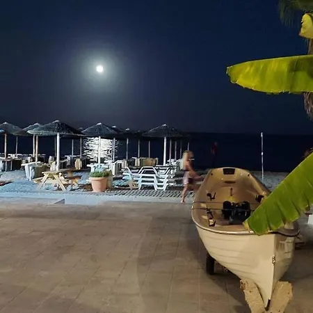 Beachfront Bliss Vakantiehuis